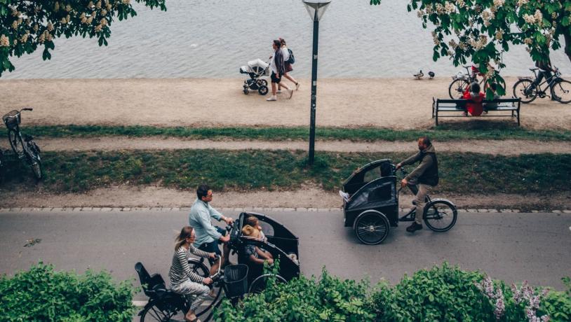 Cargo bikes by the lake | Astrid Maria Rasmussen